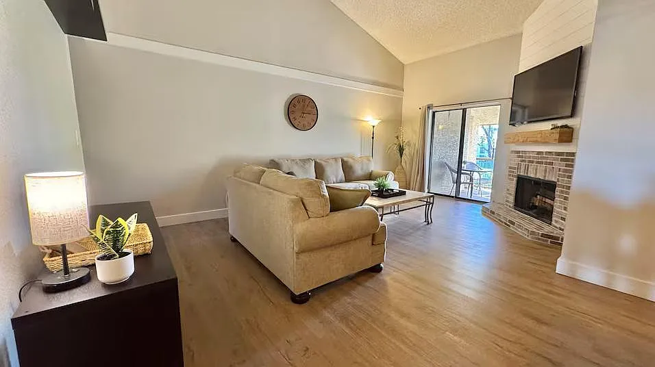 2 bed, 2.0 bath, 1189 sqft, $1,745 — Photo 3