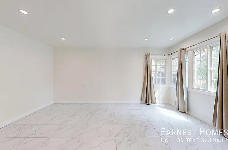 19022 Sylvan St — Photo 15
