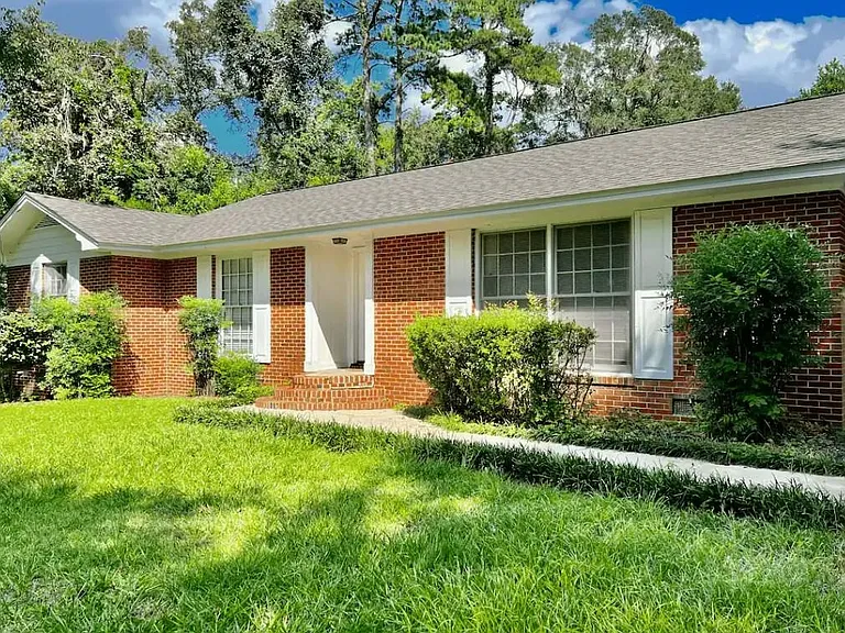 1201 Domingo Dr — Photo 1