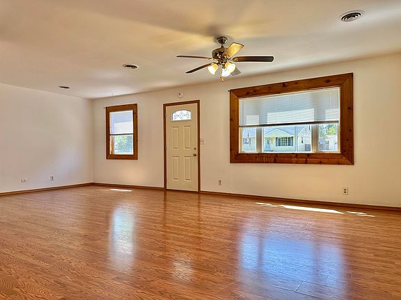 2nd image of 1114 Emerald Ln