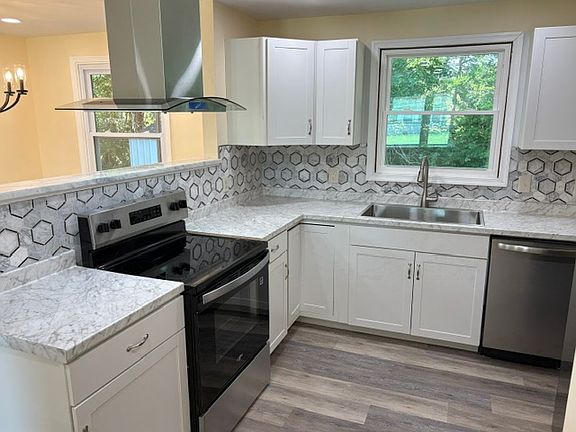 5th image of 915 Coleman Dr