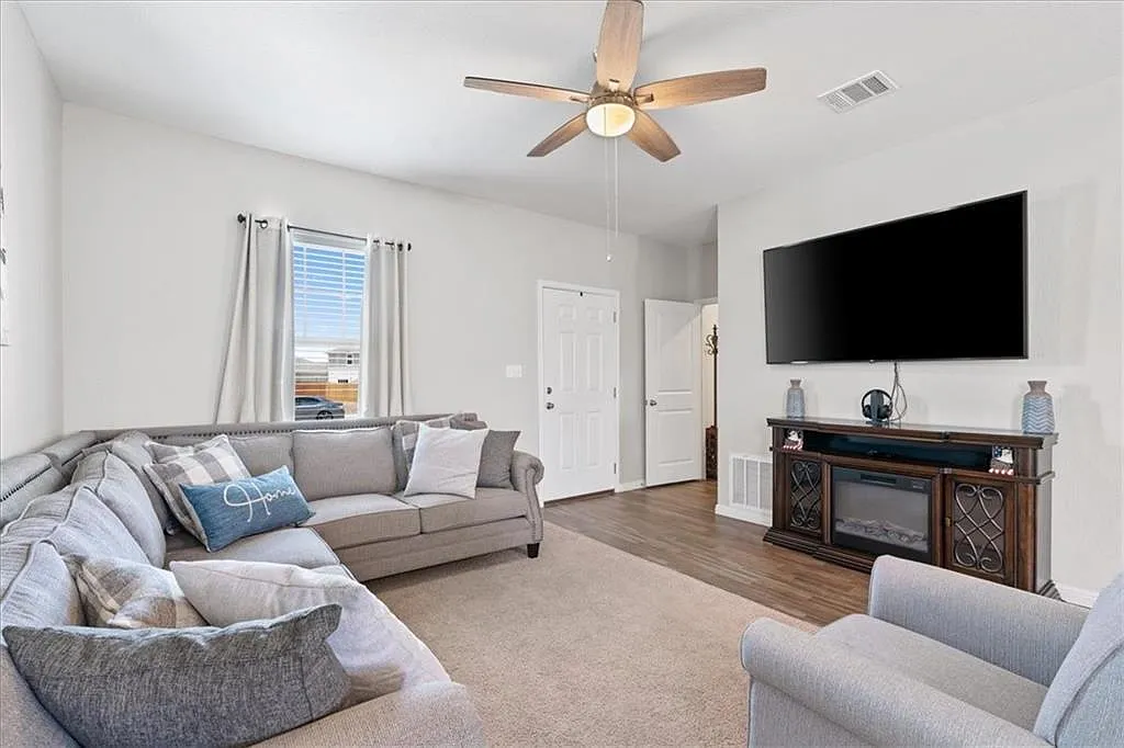 3 bed, 2.0 bath, 1015 sqft, $1,750 — Photo 2