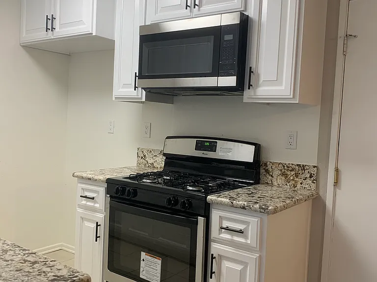 NoHo Village Apartments — Photo 7
