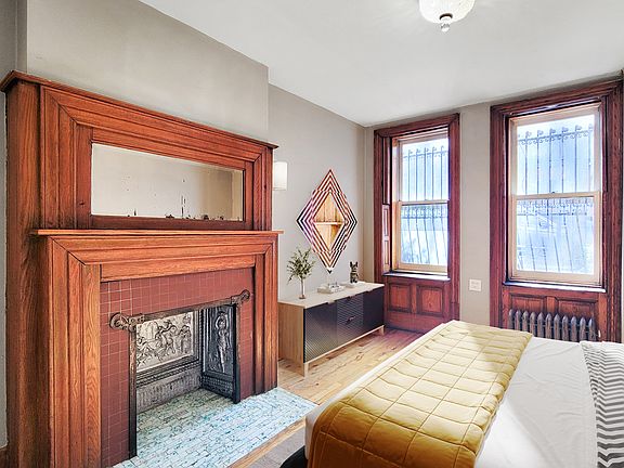 3rd image of 26 W 120th St
