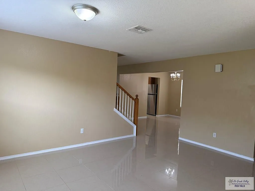 4 bed, 2.5 bath, 2300 sqft, $2,300 — Photo 4