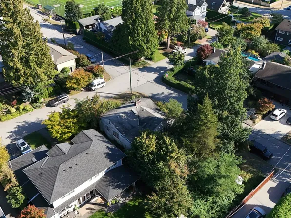 2405 Lloyd Ave, North Vancouver, BC V7P 2P6