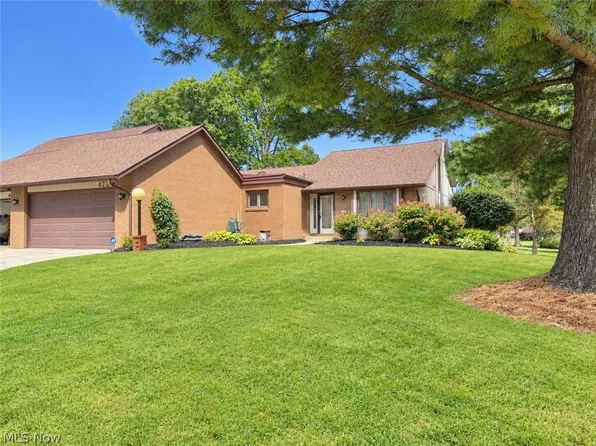 4727 Greenbriar Sq NE, Canton, OH 44714