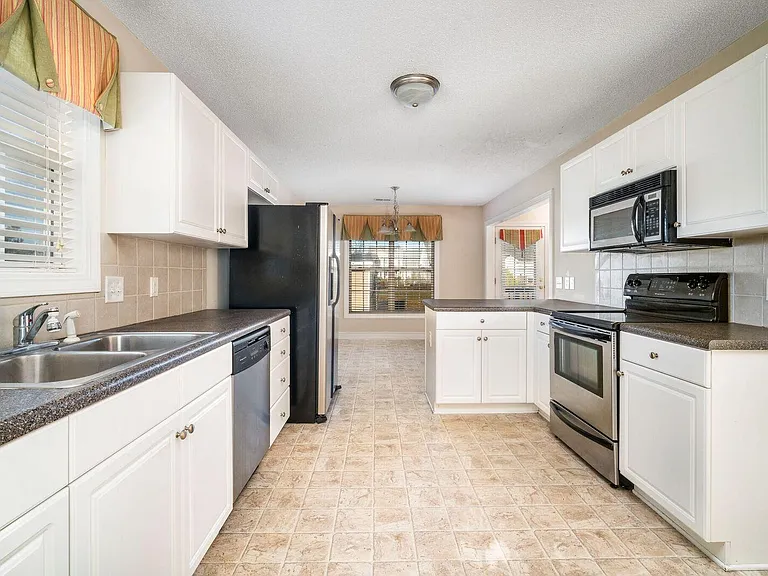 2705 Tonya Ct — Photo 3