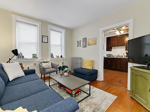 3rd image of 2150 W Shakespeare Ave APT 1R