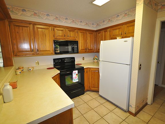 4th image of 2 Hanley Cir