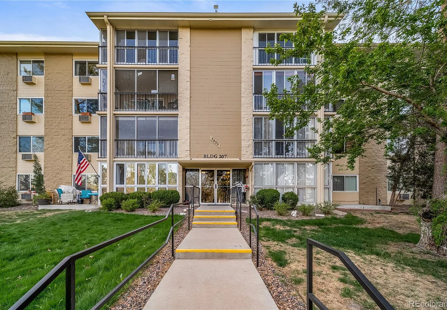 2 bed, 1.0 bath, 930 sqft, $1,550 — Photo 1