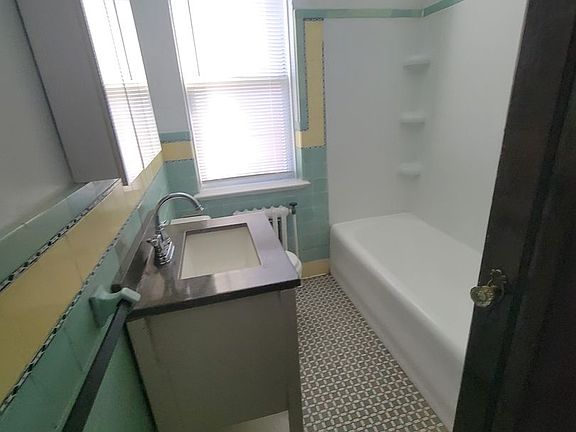 2nd image of 585-587 S Negley Ave #1B-1Ba-486Sqft