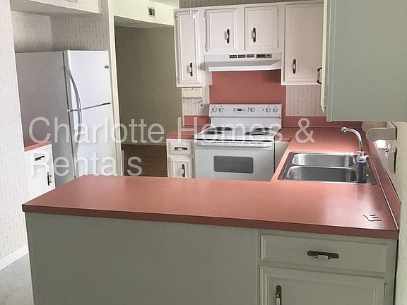 3rd image of 5811 Carpenter Dr
