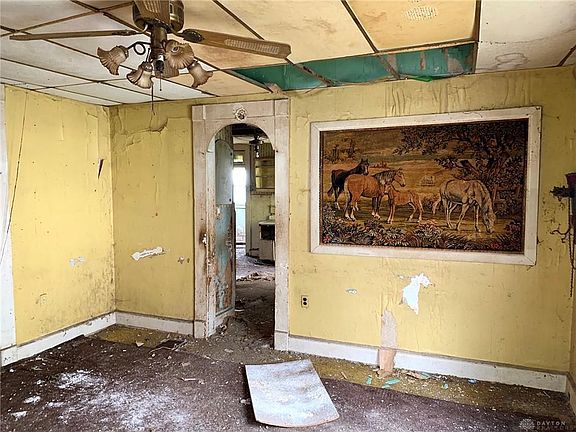 4th image of 802 S Detroit St
