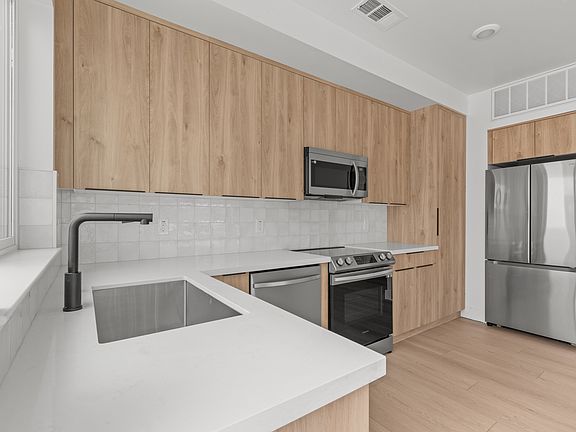 3rd image of 4843 Chippendale Dr #Bb