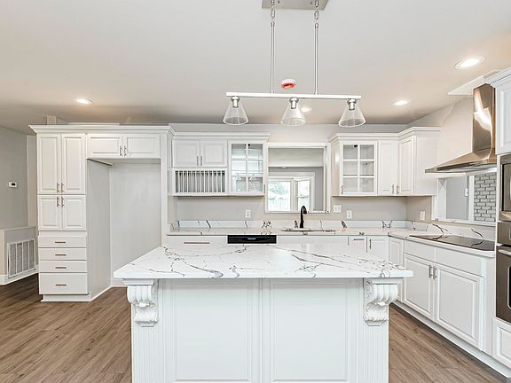 5th image of 466 Landwood Dr