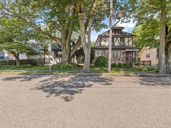 18 Fish Avenue, Albertson, NY 11507