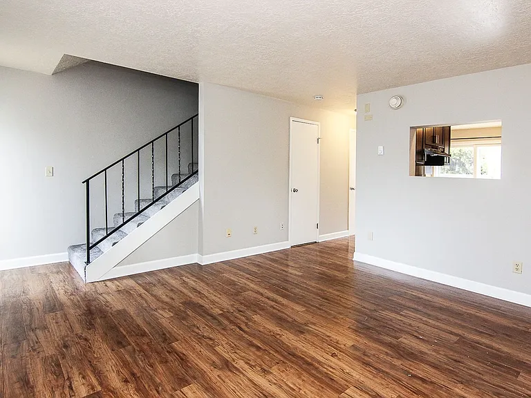 District 550 — Photo 17