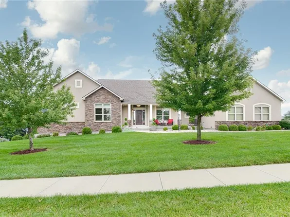 4215 Greystone Dr, Saint Joseph, MO 64505