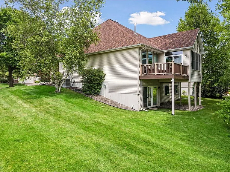18464 Farmstead Cir — Photo 22
