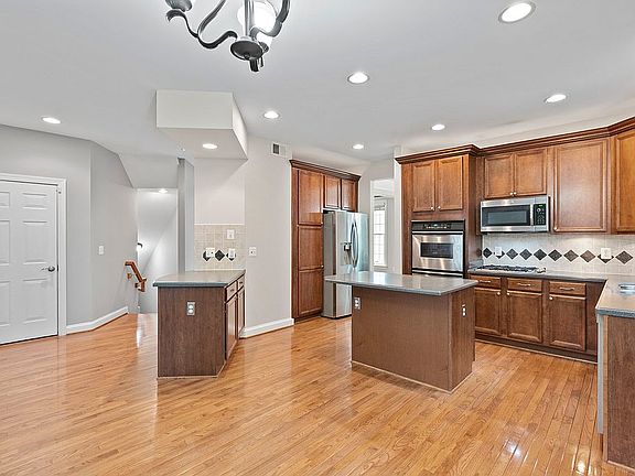 5th image of 43636 Riverpoint Dr