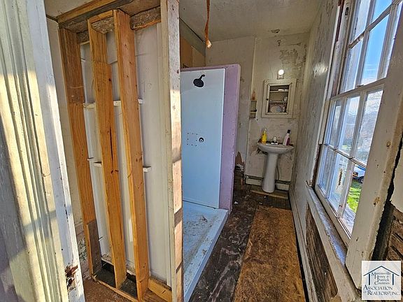 5th image of 829 Stokes St