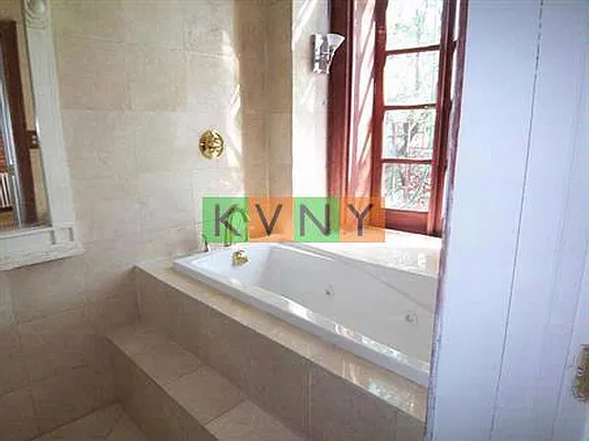 Rented by KVNY Soho | media 40