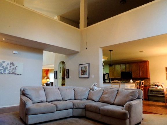 3rd image of 701 Crockett Dr