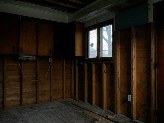 4th image of 208 Robert St
