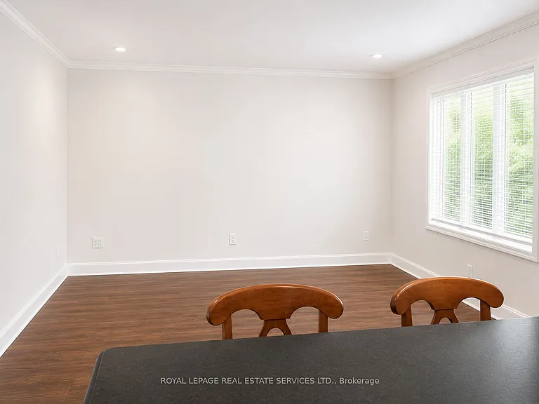 132 Elmwood Rd #MAIN FLOOR — Photo 5