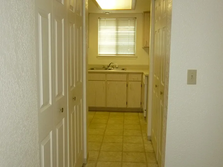 1110 Woodrow Ln — Photo 2