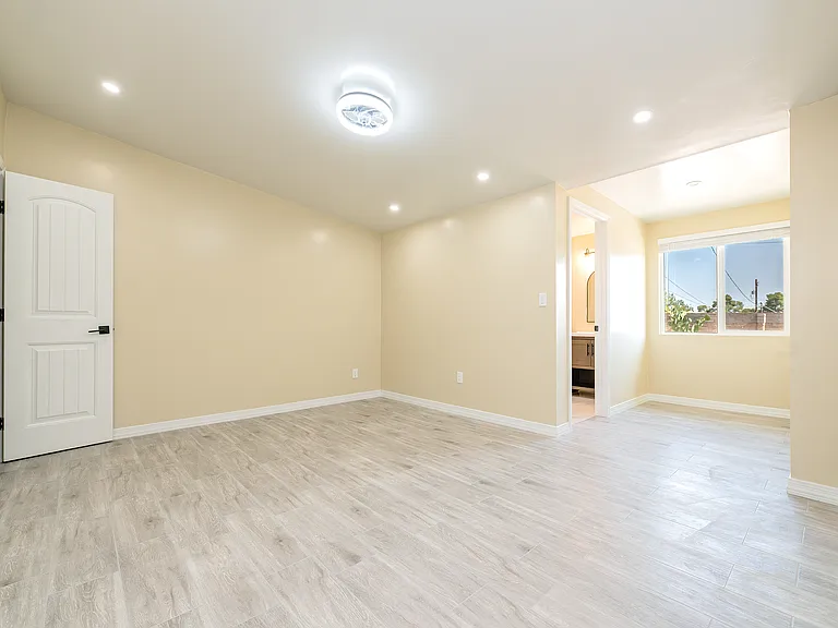 1117 E Illinois St — Photo 18