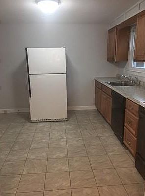 3rd image of 105 Fisher St