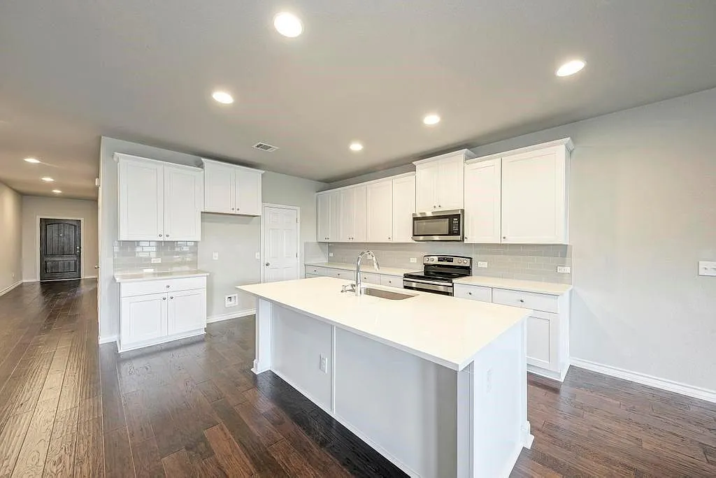 4 bed, 2.5 bath, 2210 sqft, $2,250 — Photo 4