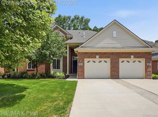 29364 Woodpark Cir, Warren, MI 48092