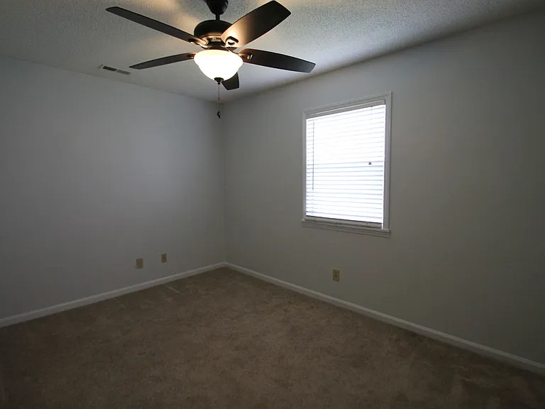 1077 Farm Pond Ln — Photo 10