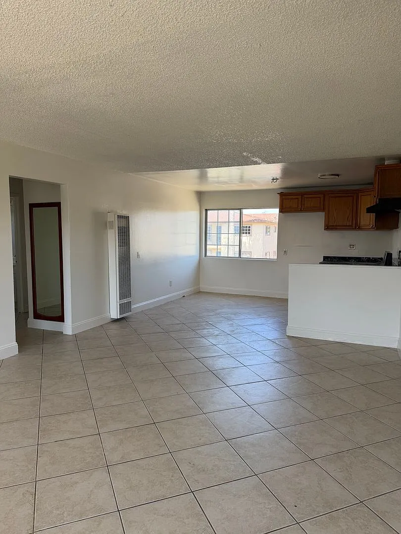 Mandrell — Photo 1