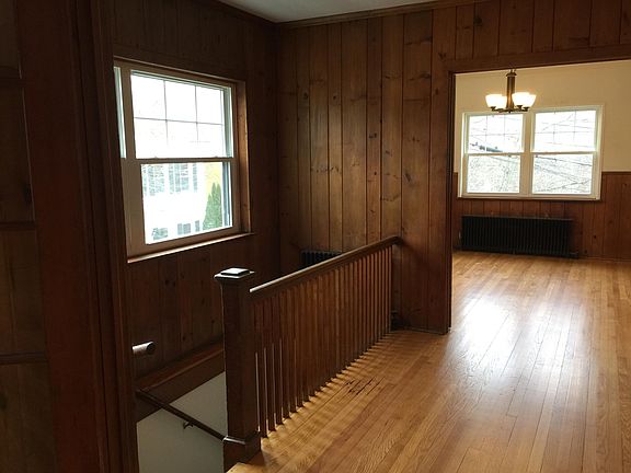 Large entry landing from entrance stairway