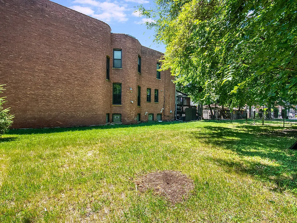 Building Photo 3