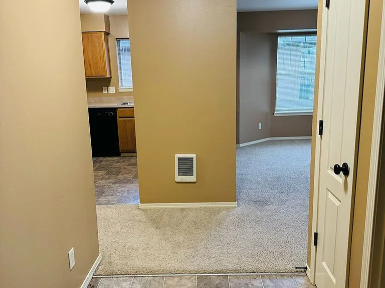 195-Santiam Village Apartments — Photo 31