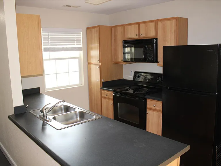 815 Woodside Creek Dr — Photo 3