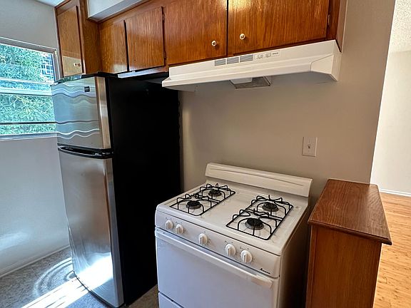 3rd image of 2554 N Beachwood Dr APT 2