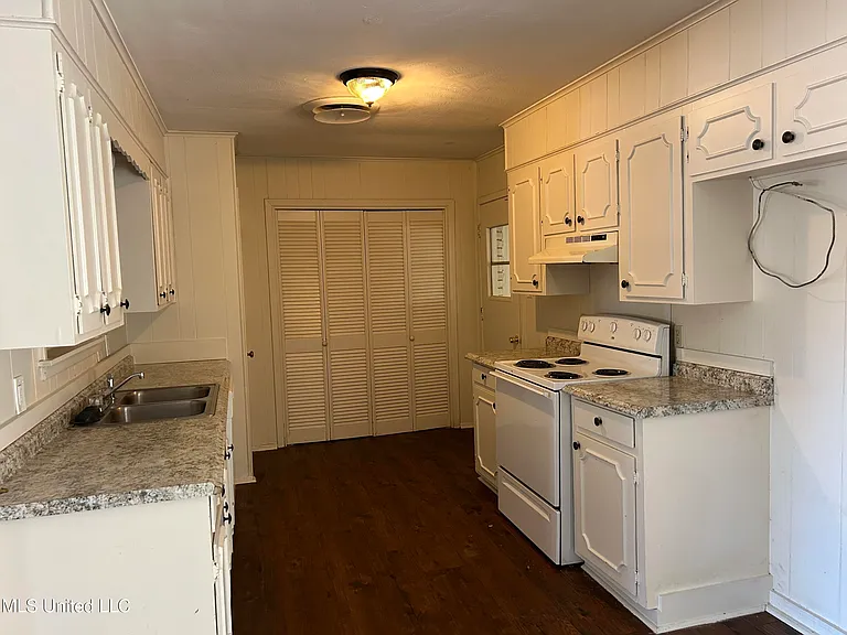 326 Oakhill Cir — Photo 3