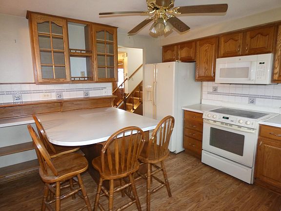 3rd image of 410 Chopin Ct
