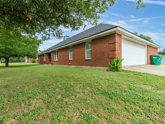 4th image of 301 W Denison Dr