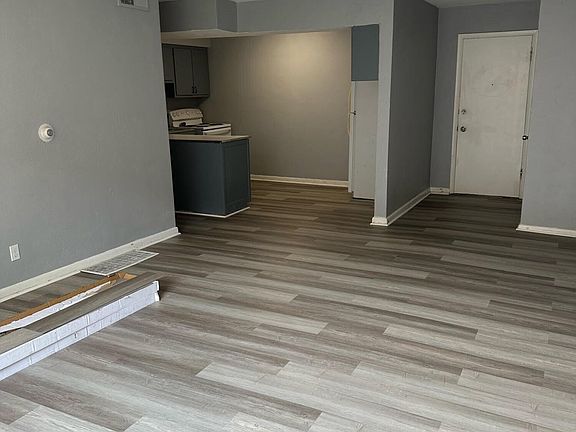 5th image of 1921 Oxford Cir APT 2