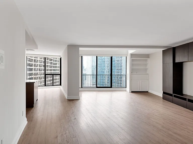 33 Harbour Sq #2208 — Photo 8