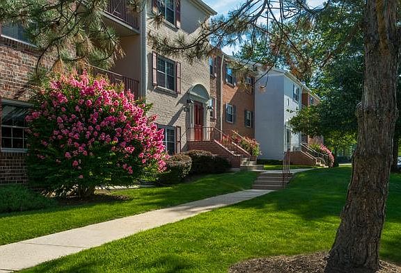 2nd image of 7409 Eastmoreland Rd #6407-102