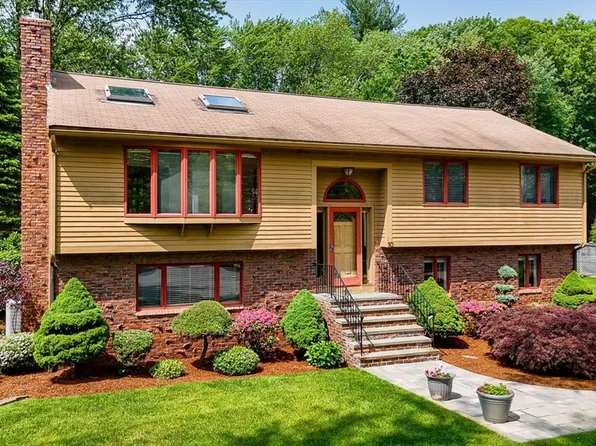 10 Briarwood Ln, Wakefield, MA 01880