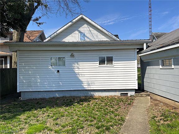 3rd image of 2408 Lynn St